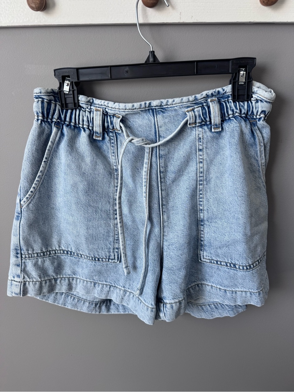 Time and Tru Women’s High Rise Pull-On Denim Shorts Size S 4-6 Light Wash